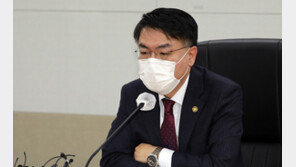 ‘통계조작 의혹’ 윤성원 전 차관 등 구속심사 8일로 변경