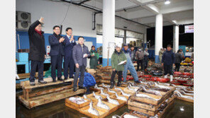 “사고 없이 풍요롭길”… 초매식 열린 진해수협 속천위판장 