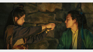 액션 버무리고 유머 양념… ‘외계+인’ 전작 참패 뛰어넘을까