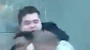 집행유예 선고 요청 기각했다고… 美서 재판중 피고인이 女판사 공격 