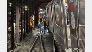 뉴욕시 지하철 열차와 작업차량 충돌, 탈선…24명 부상