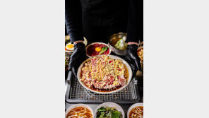  인기 유튜버 흥삼이네, ‘영삼이네 우정소갈비’서 먹방쇼 펼쳐