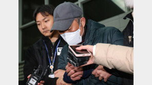 ‘다방여성 2명 살해’ 피의자 등장에 유족 땅바닥 주저앉아 ‘통곡’