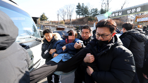 ‘용산 대통령실 난입 시도’ 대진연 20명, 현행범 체포