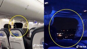 “물건도 날아갔다”…美여객기, 5000m 상공서 비상문 뜯겨나가