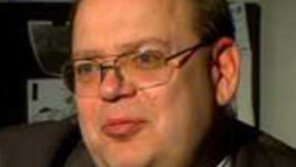 총상 입고 총기난사 학생 설득…美 고교 교장, 지역사회 영웅으로