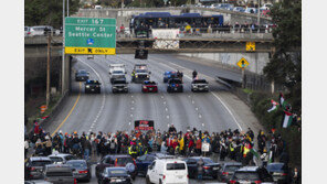 “이스라엘-하마스 휴전을”… 美 시애틀서 고속도로 점거 시위