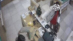 배우 출신 알바생에 동전 던진 손님 “기분 나쁜 일 있어”