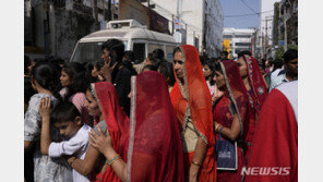 인도 웨스트 벵골에서 집권여당 간부 총격범들에게 피살