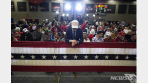 미국인 54% “트럼프 대선 후보 자격 유지해야”…여론 분분