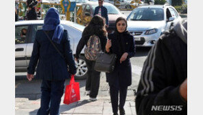 이란, 히잡 안 쓴 여성에 ‘74대’ 태형 선고…규제 더 심해져