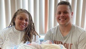 40분새 1살 차이 갈렸다…美서 해넘겨 태어난 쌍둥이