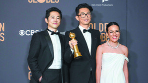 한국계 배우-감독 ‘성난 사람들’ 골든글로브 3관왕… “역사를 썼다” 