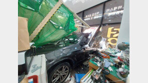 인천서 세차 마치고 이동하던 차량 상가 돌진… 2명 부상