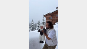 생후 2개월 아들 눈더미에 던진 러시아 ‘백만장자’ 인플루언서