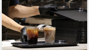 4명이 ‘음료 3잔 케이크 2개’ 시켰는데 수저는 3개…카페 “더 못 준다”