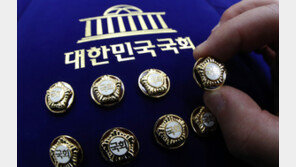 1만원짜리 책 10만원에 구입…총선 출판기념회 ‘달갑잖은 초대장’