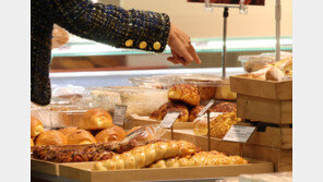 아이가 떨어뜨린 소금빵…아이 엄마에게 계산하라니까 “내가 왜?”