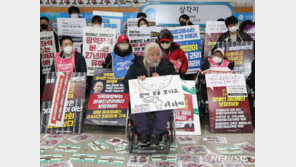 檢 ‘삼각지역 스티커 무단 부착’ 전장연 대표 불구속 기소