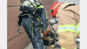 맨홀에 빠져 추락한 70대 女, 배관잡고 버틴 끝에 구조