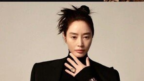 53세 김혜수, 강렬 눈빛+압도적 보디라인…‘여신님이 여기계셔’