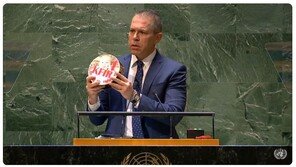 유엔서 케이크 든 이스라엘 대사…“1살 인질 위한 것”