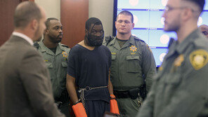 수갑에 입마개도…판사 때린 美 남성 ‘꽁꽁’