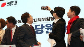 한동훈, 부산 가는 곳마다 ‘마비’…셀카·사인·인기 삼박자 ‘척척’