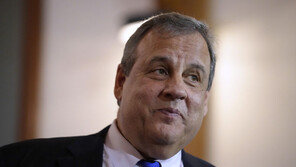 ‘트럼프 저격수’ 크리스티, 美공화 경선 하차…“이길 길이 없다”