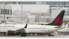 이륙 전 돌연 비상문 연 승객 활주로에 추락…319명 발 묶여