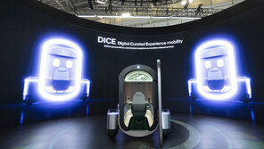 차 없는 현대차 전시관…‘깜짝 손님’ 스티비 원더가 만져본 것