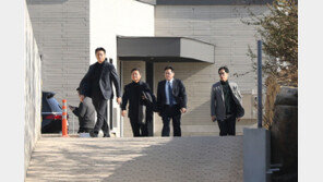 문재인, 홍익표 만나 “민주당 통합적으로 운영해야” 당부