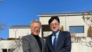 문재인 “통합적 운영해야”…홍익표 “국가원로 역할 해달라”