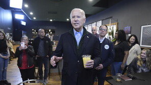 바이든 “후티 공격 계속되면 반드시 대응”…추가공습 시사