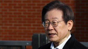 이재명 “민주주의 퇴행의 시대…문익환 목사 용기에서 답을 찾겠다”