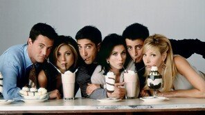 쓰레기통서 발견된 26년 전 ‘프렌즈’ 대본, 3700만원에 팔렸다