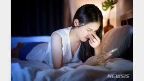 ‘스마트폰 중독’ 뇌는 지친다…“취침 30분전 이별하세요”