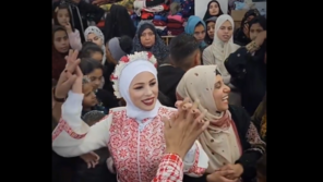 “그래도 삶은 계속된다” 가자지구 피란 중 폐교서 결혼식 ‘웃음꽃’