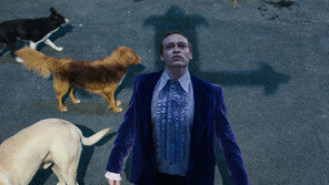 주인공 눈짓에 악당 제압하는 개들… ‘레옹’ 느낌 겹쳐