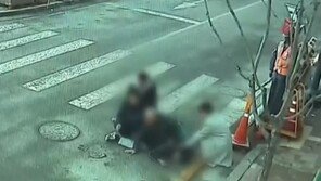 수갑 찬 채 도주하던 마약 용의자, 시민들이 잡았다 (영상)