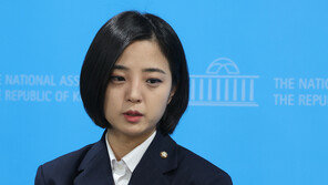 ‘비례 1번’ 류호정, 정의당 탈당…“민주당 2중대로 몰락, 참을 수 없다”