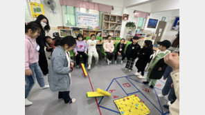 설날 앞두고 친구들과 윷놀이 연습 한판 