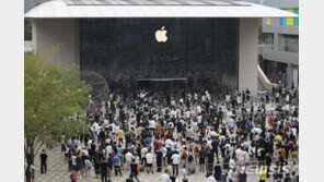 애플, ‘오픈런’도 옛말?…中서 판매 부진에 ‘이례적 할인’