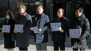 “포항 지진, 文 탈원전 탓”…검찰에 고발장 제출