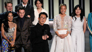 ‘성난 사람들’ 에미상 8관왕…스티븐 연 남우주연상, 감독상, 작품상