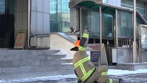 빙판길서 슬릭백 추다 꽈당한 소방관…“살신성인 홍보” 극찬 이유는