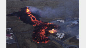 아이슬란드 화산 폭발… 주택가 덮친 용암