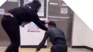 폭행당한 60대 경비원 “학생들 처벌 원한다” 입장바꿔