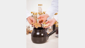 “돈 받을 자격 없다” 월급 줬다 뺏은 ‘갑질’ 한의사…집행유예