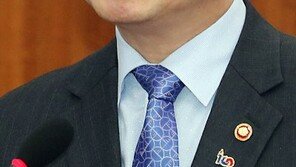 검찰, 홍종학 前중기부 장관 참고인 조사